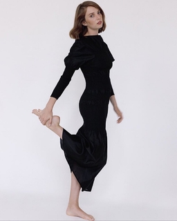 Maya Hawke feet photo thumbnail