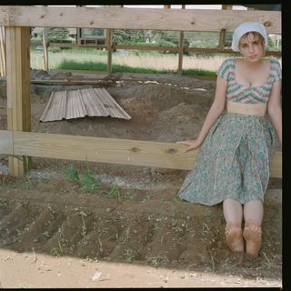 Maya Hawke feet photo thumbnail