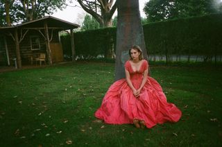 Maya Hawke feet photo thumbnail