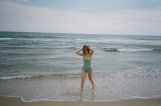 Maya Hawke feet photo thumbnail