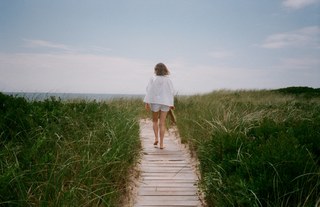 Maya Hawke feet photo thumbnail