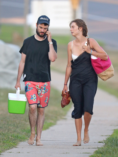 Maya Hawke feet photo thumbnail