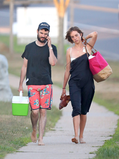 Maya Hawke feet photo thumbnail