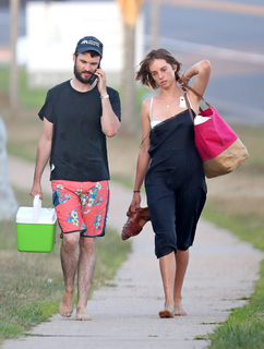 Maya Hawke feet photo thumbnail