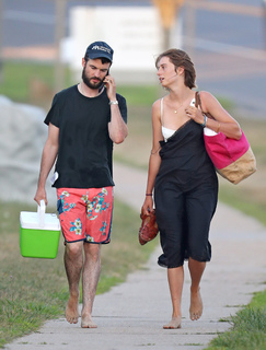 Maya Hawke feet photo thumbnail