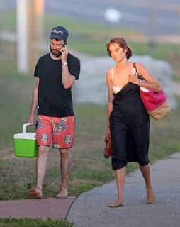 Maya Hawke feet photo thumbnail