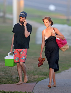 Maya Hawke feet photo thumbnail