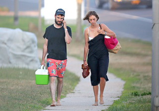 Maya Hawke feet photo thumbnail