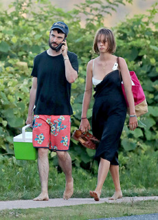 Maya Hawke feet photo thumbnail