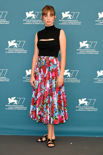 Maya Hawke feet photo thumbnail