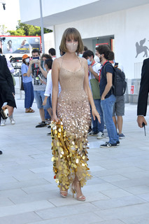 Maya Hawke feet photo thumbnail