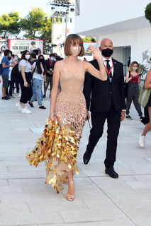 Maya Hawke feet photo thumbnail