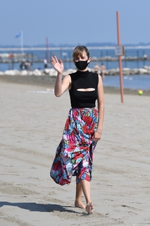 Maya Hawke feet photo thumbnail