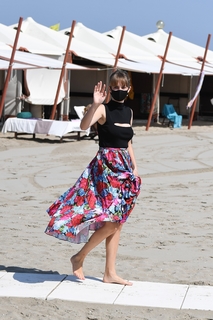 Maya Hawke feet photo thumbnail