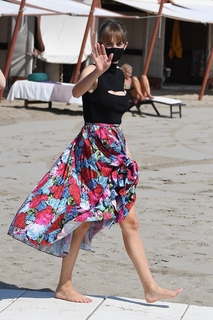 Maya Hawke feet photo thumbnail