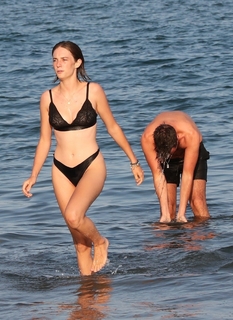Maya Hawke feet photo thumbnail