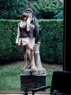Maya Hawke feet photo thumbnail
