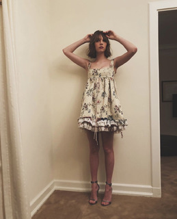 Maya Hawke feet photo thumbnail