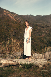 Maya Hawke feet photo thumbnail