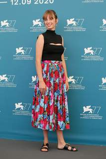 Maya Hawke feet photo thumbnail