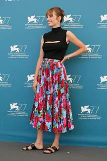 Maya Hawke feet photo thumbnail