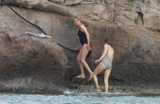 Maya Hawke feet photo thumbnail