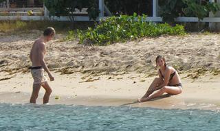 Maya Hawke feet photo thumbnail