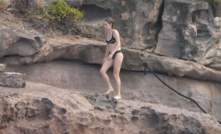 Maya Hawke feet photo thumbnail