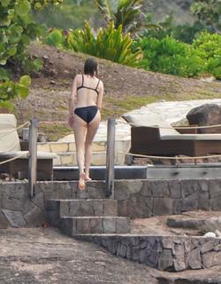 Maya Hawke feet photo thumbnail