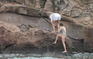 Maya Hawke feet photo thumbnail