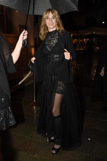 Maya Hawke feet photo thumbnail