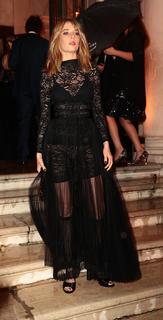 Maya Hawke feet photo thumbnail