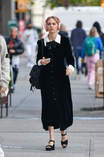 Maya Hawke feet photo thumbnail