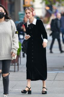 Maya Hawke feet photo thumbnail