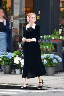 Maya Hawke feet photo thumbnail