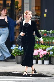 Maya Hawke feet photo thumbnail