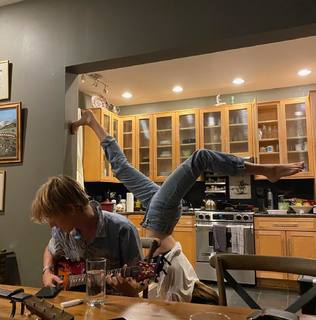 Maya Hawke feet photo thumbnail
