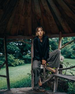 Maya Hawke feet photo thumbnail