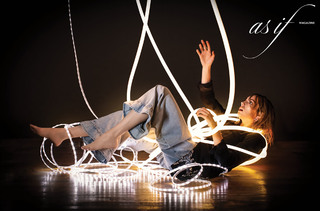 Maya Hawke feet photo thumbnail