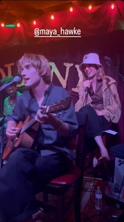 Maya Hawke feet photo thumbnail