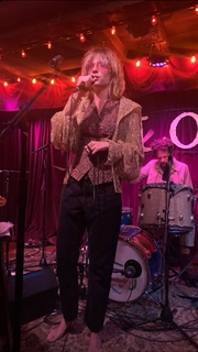 Maya Hawke feet photo thumbnail