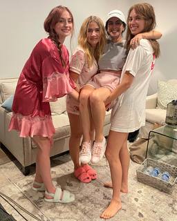 Maya Hawke feet photo thumbnail