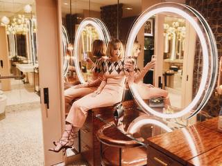 Maya Hawke feet photo thumbnail