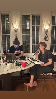 Maya Hawke feet photo thumbnail