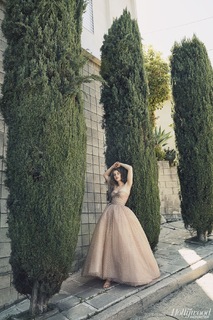 Maya Hawke feet photo thumbnail