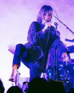 Maya Hawke feet photo thumbnail