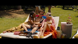 Maya Hawke feet photo thumbnail
