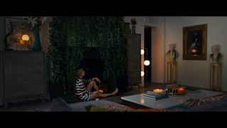 Maya Hawke feet photo thumbnail