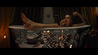 Maya Hawke feet photo thumbnail