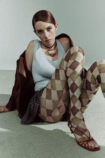Maya Hawke feet photo thumbnail